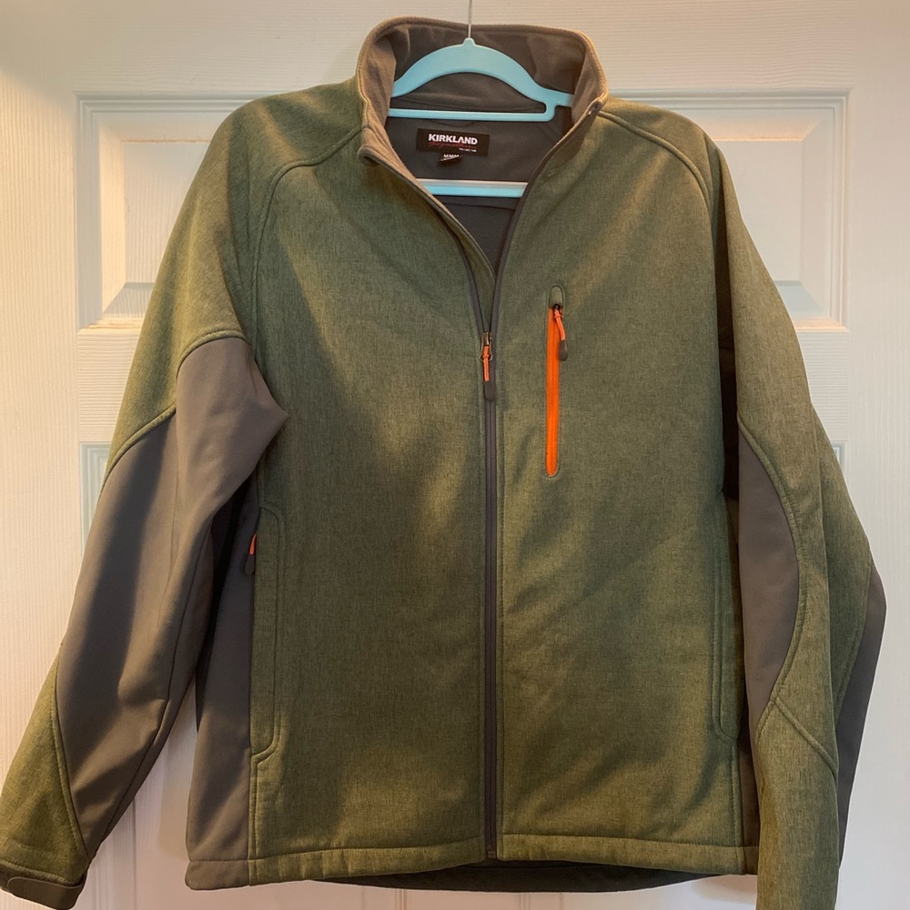 NWOT Men’s soft shell jacket in perfect condition sz M. Perfect for women too!